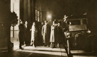 マレーズクラブ、ビークストリートの入り口のメンバー（セピア写真） 作： English Photographer